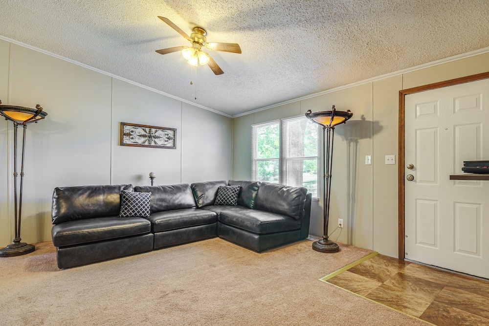 4 Mi to Bennett Spring SP: Dog-friendly Home!