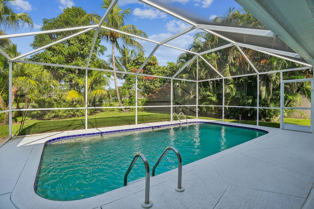 Relaxed Tropical Retreat 5 Miles To Beach 3 Bedroom Home