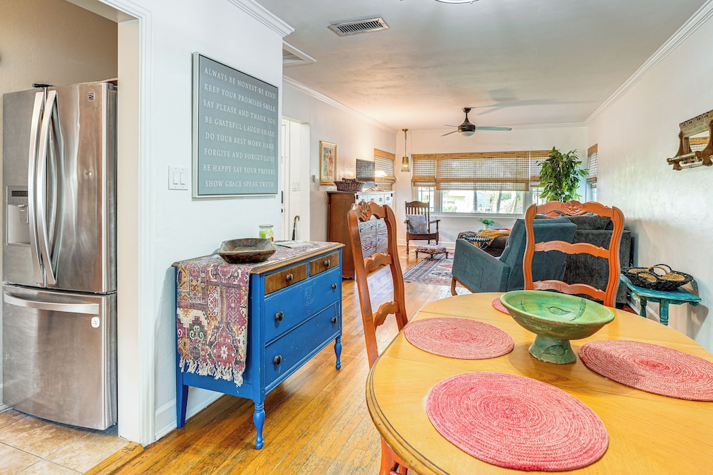 Walk to Parks & Golf: Artsy Bungalow in Lakeland!