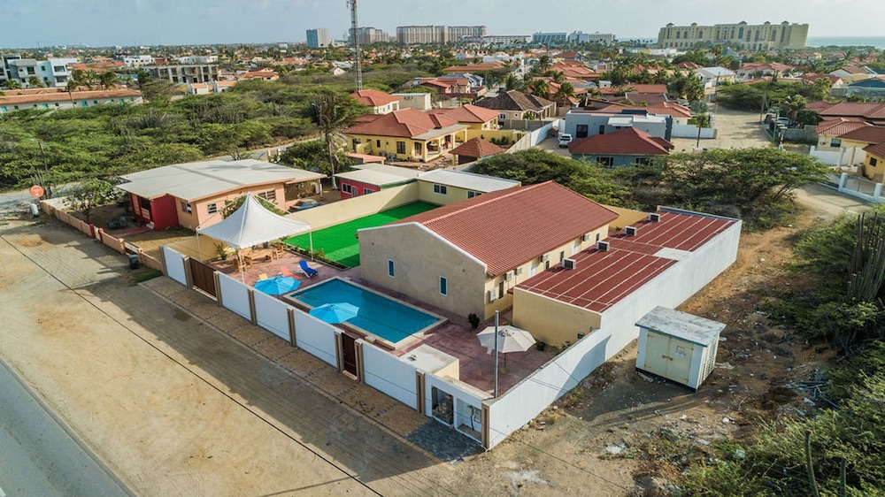 King Size Bed Studio w Pool Close to Beaches