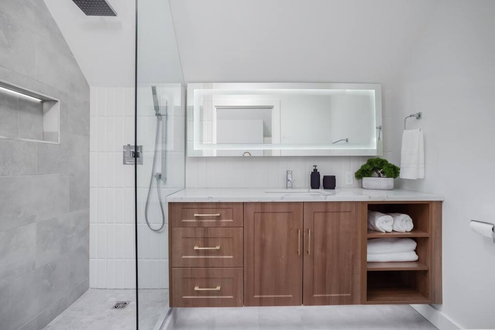 Commercial Drive New 3 Bdrm Home 2 Flex Rooms -5 min to Downtown 22km Seawall