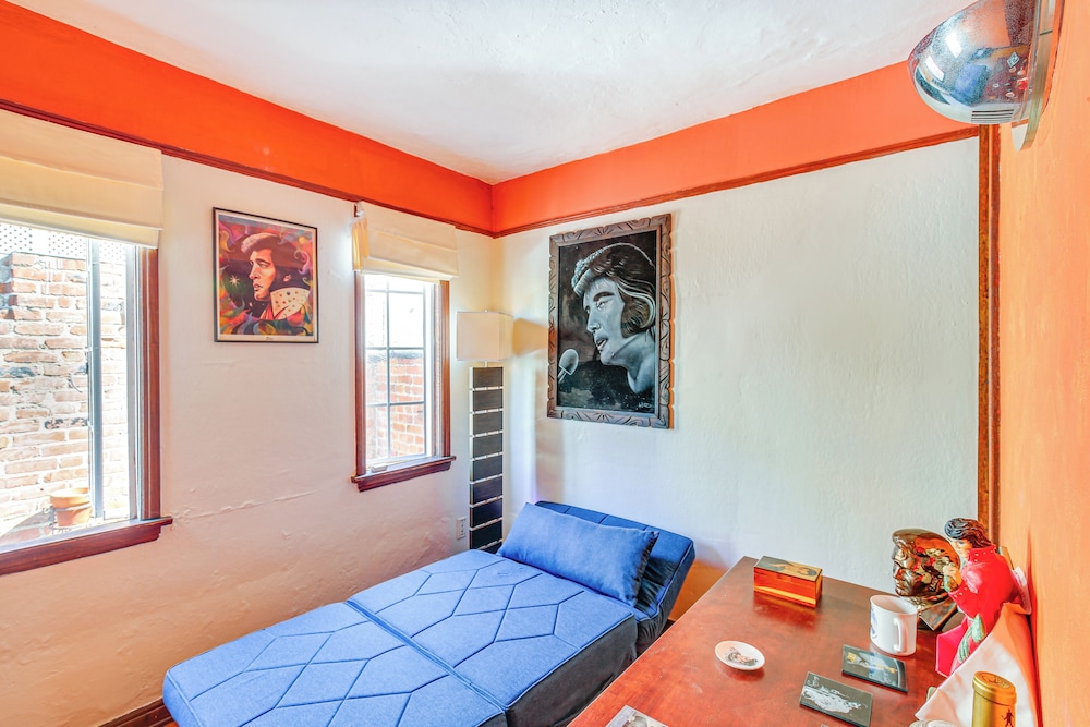 1 Mi to Ocean! Home w/ Rooftop Deck in Long Beach