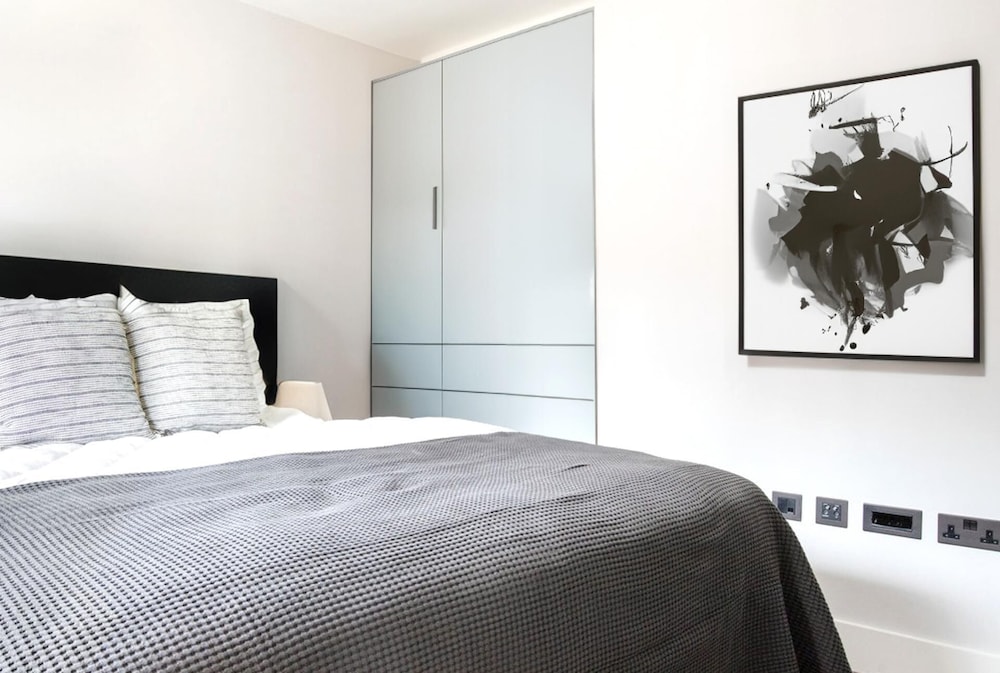 Sophisticated 2 Bedrooms by Spitafields view 3