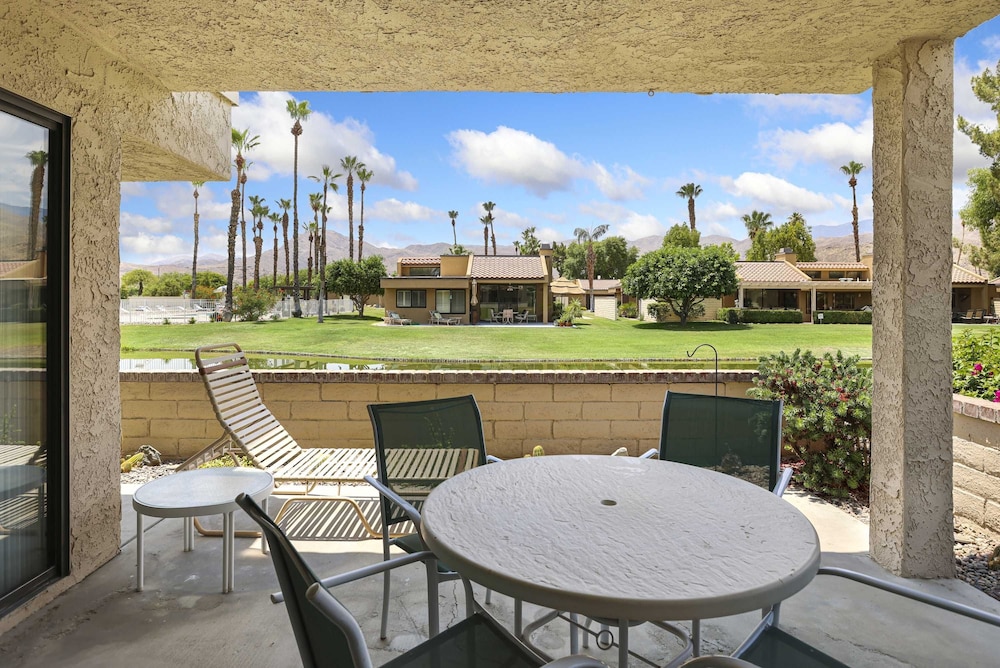 Spacious Single-story Condo With Golf Course Views