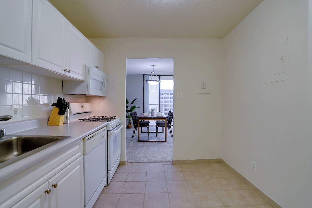 Modern Spacious Apt Crystal City