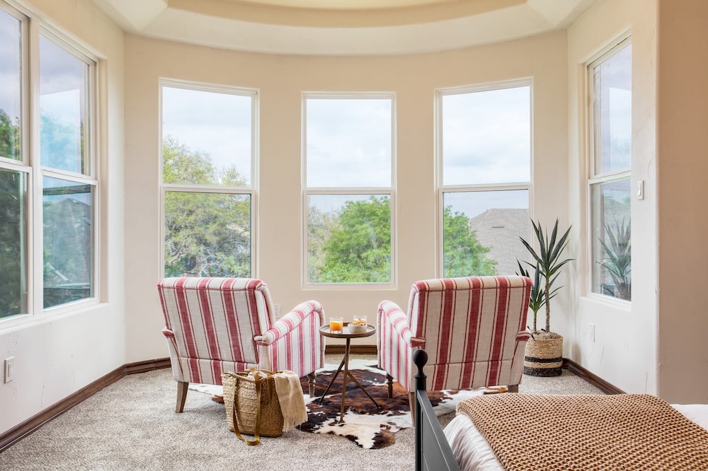 Hudson by Avantstay Magnificent Home w/ Beautiful Views, Multiple Living Areas, Pool & Games!