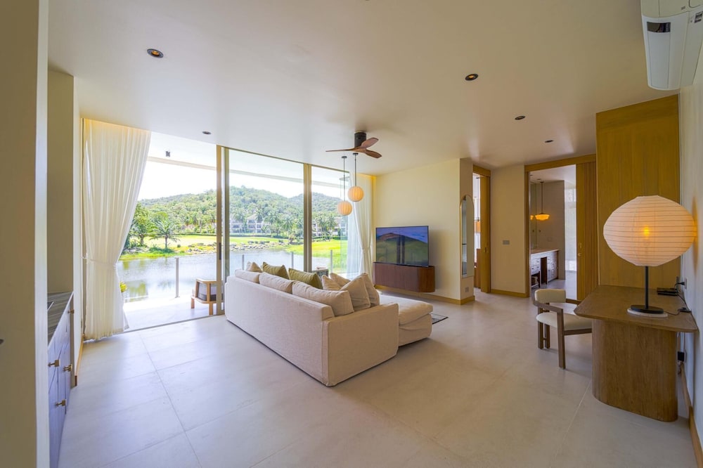 Ultra-Modern 6-Bedroom in GolfCourse PH6