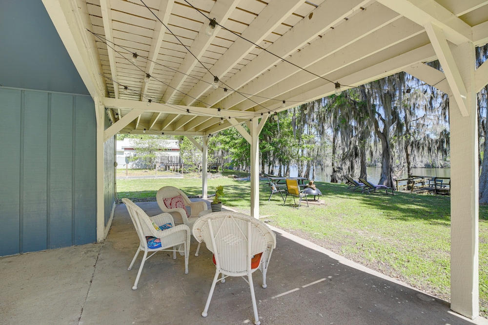 Trinity River Cottage w/ Deck + Water Views