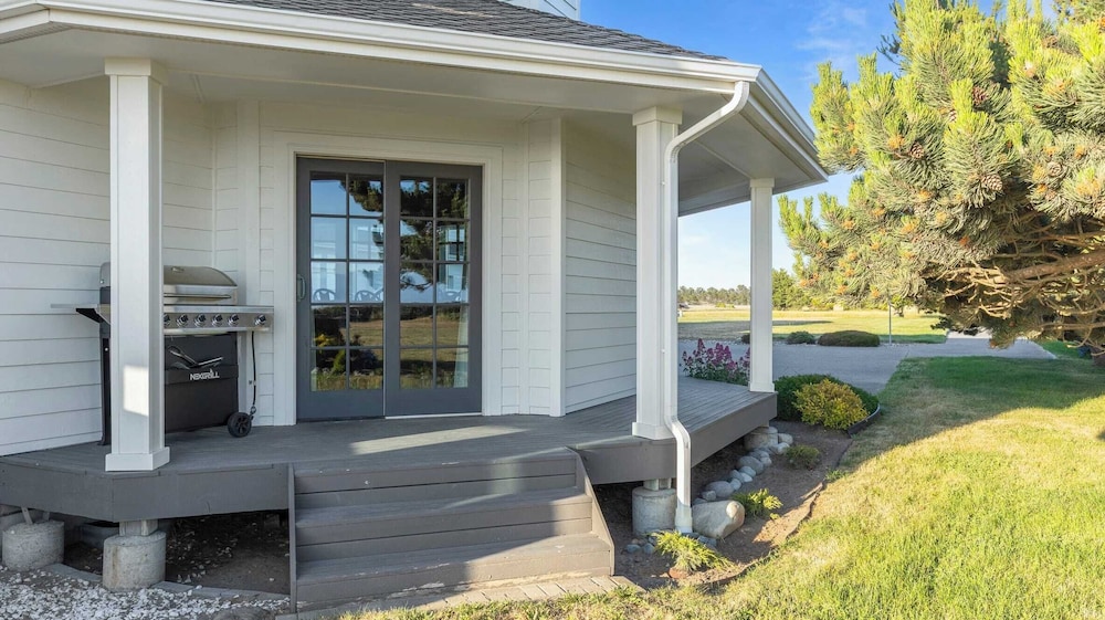 Seacliff Haven Waterfront Luxury, Stunning Views, Hot Tub & Game Room