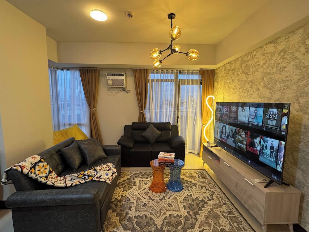 Modern & Spacious 2BR 68 sqm Condo in Manhattan Heights Pool View