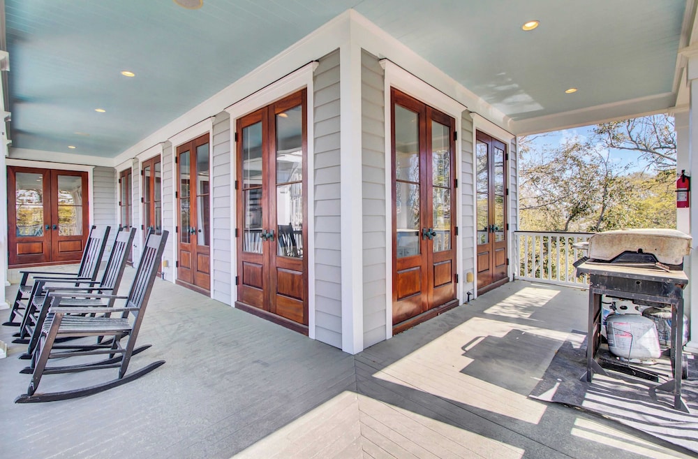 Steps to the Beach! Pool, Gym, Game Room, Movie Theater 3301 Palm by Avantstay