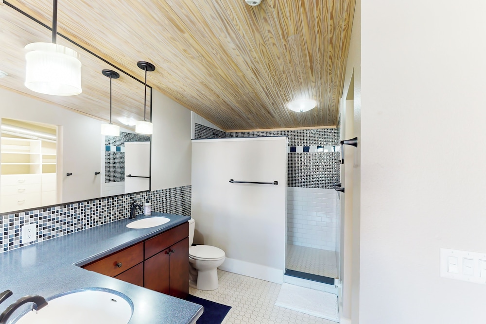 2BR Updated Dtwn Condo: Streaming, Patio, W & D