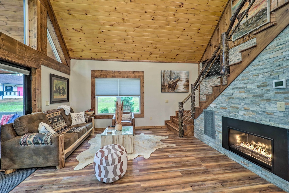 Fire Pit & Grill: Modern Beech Mountain Cabin! view 3