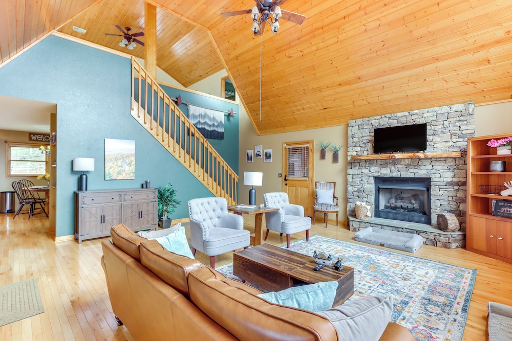 5 Mi to Cherokee Lake: Pet-friendly Cabin w/ Deck!