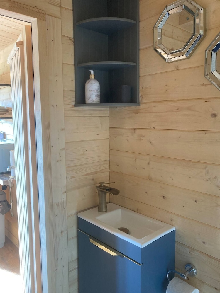 Captivating 1-bed Lodge in Chesterfield view 4