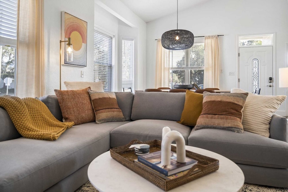 7bdr w/ Private Pool, Hot Tub, Fire Pit, Walk to Beach Tidal Wave by Avantstay