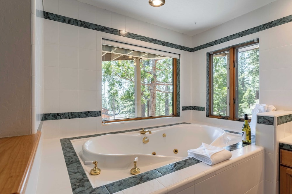 Crystal View by Avantstay Al Fresco Dining w/ View of Lake Tahoe + Crystal Bay
