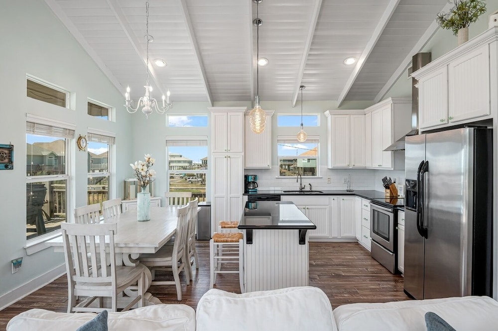 Chillax Inn 3 Bedroom Home by RedAwning