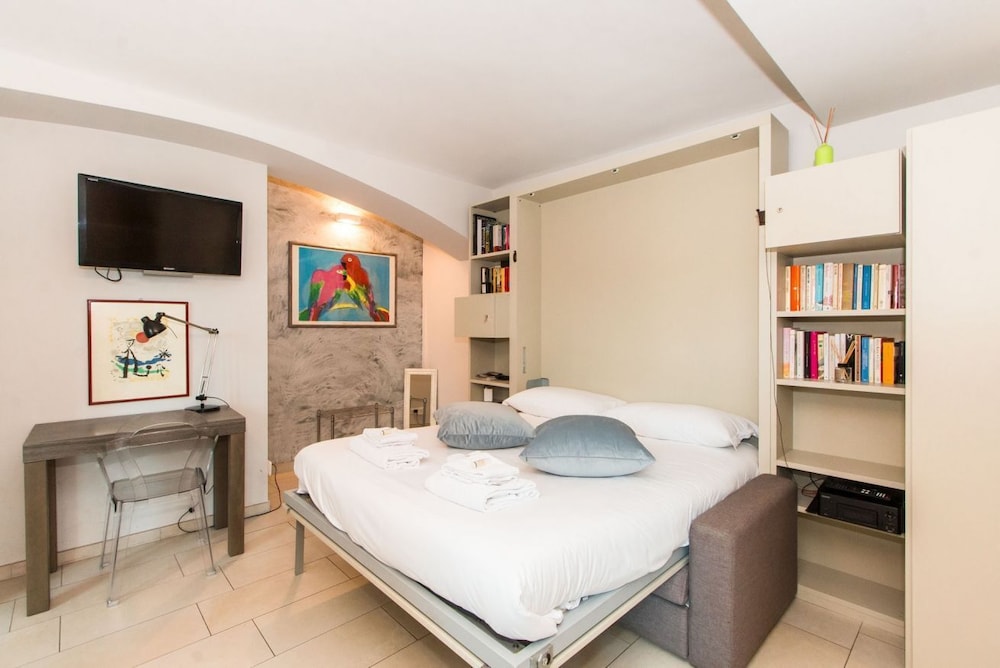 Corso Vittorio & Valentino Bright Studio view 3