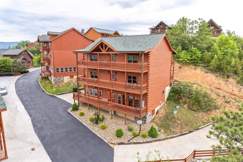 Laurel Point Indoor Pool Screening Game Room Located in Smoky Mtn Ridge