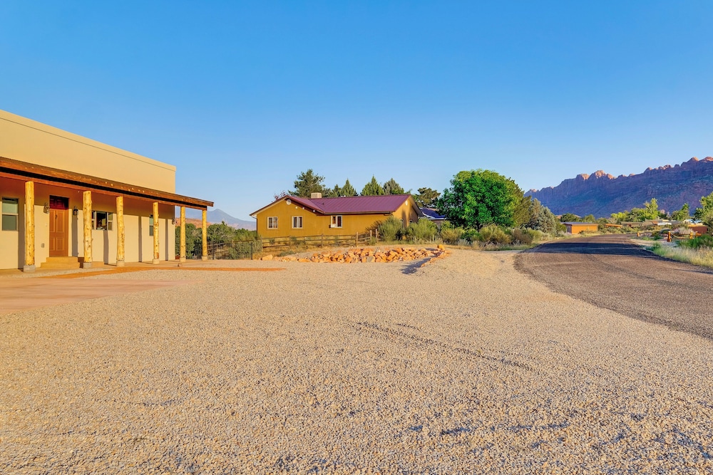5 Mi to Arches NP: Canyon-view Hideaway w/ Deck!