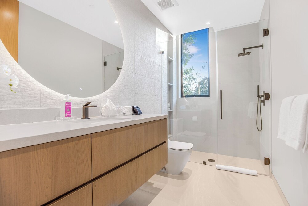 Hutton Villa - 5-bedroom Retreat in Iconic Beverly Hills Oasis