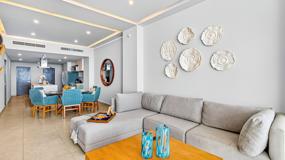 Beachfront 2BR - Pools & Balcony Views
