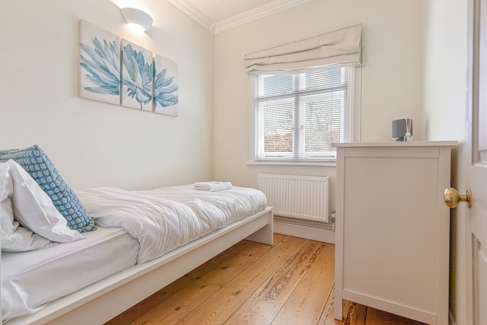 Benhams Country Cottage - From 250 Per Night
