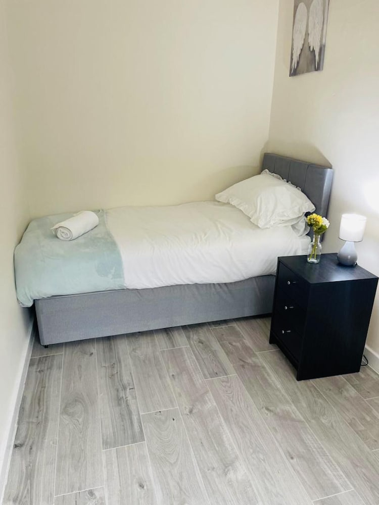 Immaculate 3-bed Apartment in Glasgow Close to M8 view 3