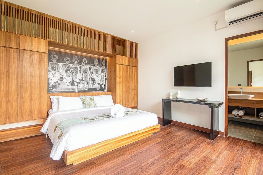 Elegant 6BR Canggu Villa Steps From the Ocean