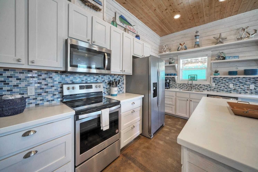 Sleeps 24, 2 Homes Pool, Backyard Tiki Bar, Fire Pit, Cornhole Walk to Beach