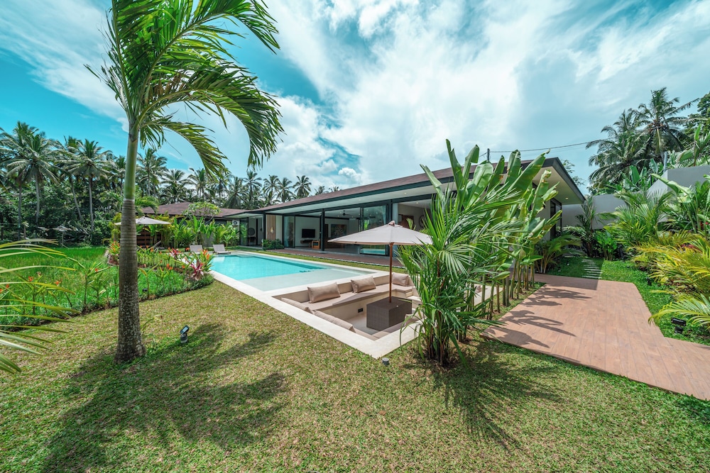 Xanadu - 5BR Ubud Designer Villa, Pool with Rice Fields Views