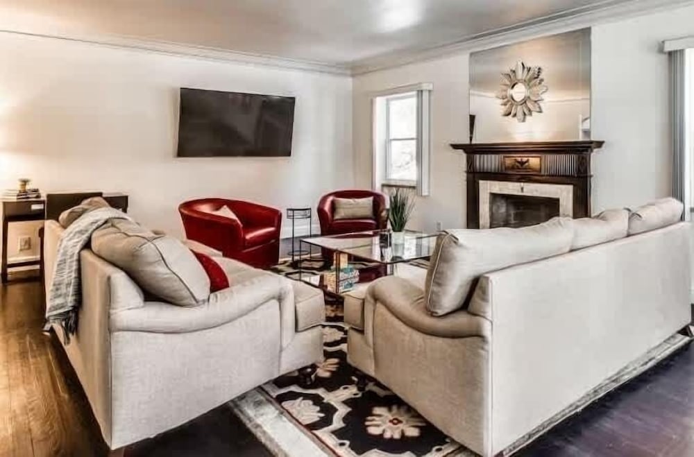 Spacious 5br Sleeps 10 University District 5 Bedroom Home