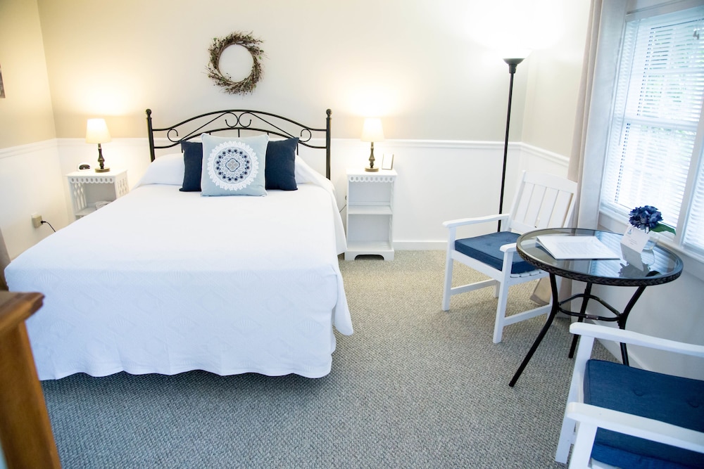 Allen Harbor Breeze Inn & Gardens