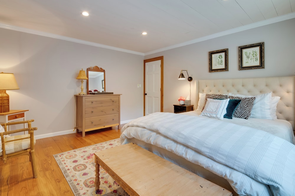 Getaway w/ Guest House - 6 Mi to Lake Glenville!