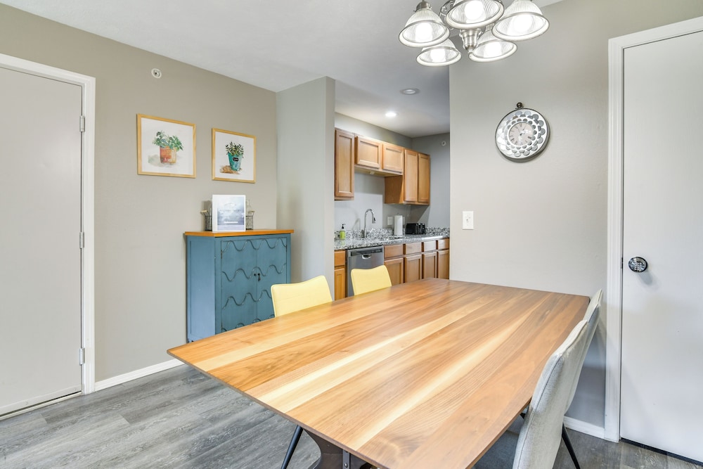 2 Mi to Table Rock Lake: Branson Condo w/ Balcony!