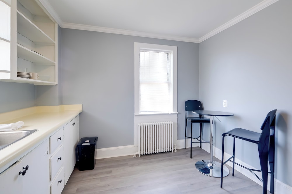 Near Shops, Eats & Trails: Loudon County Apt!
