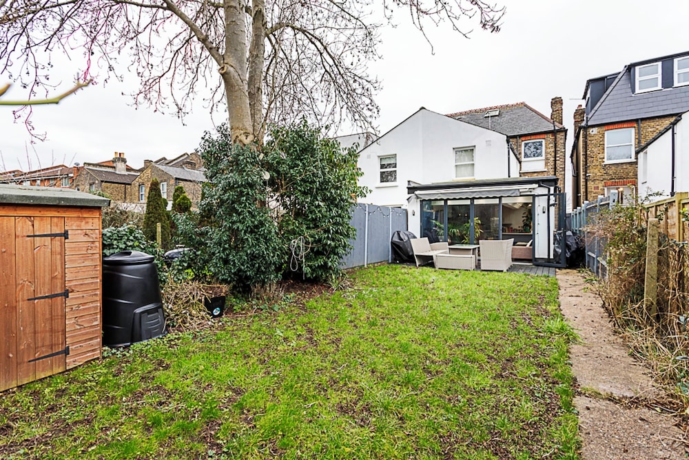Modern and Spacious Colliers Wood Home