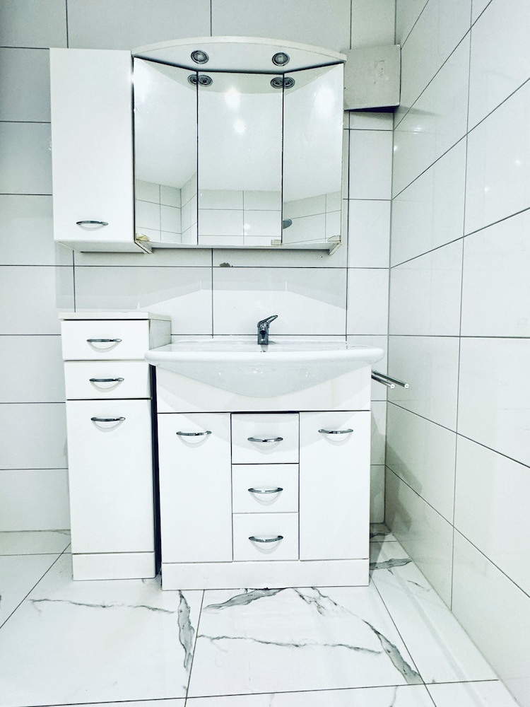 Lovely 4BR Apt Near Kaufpark Alterlaa