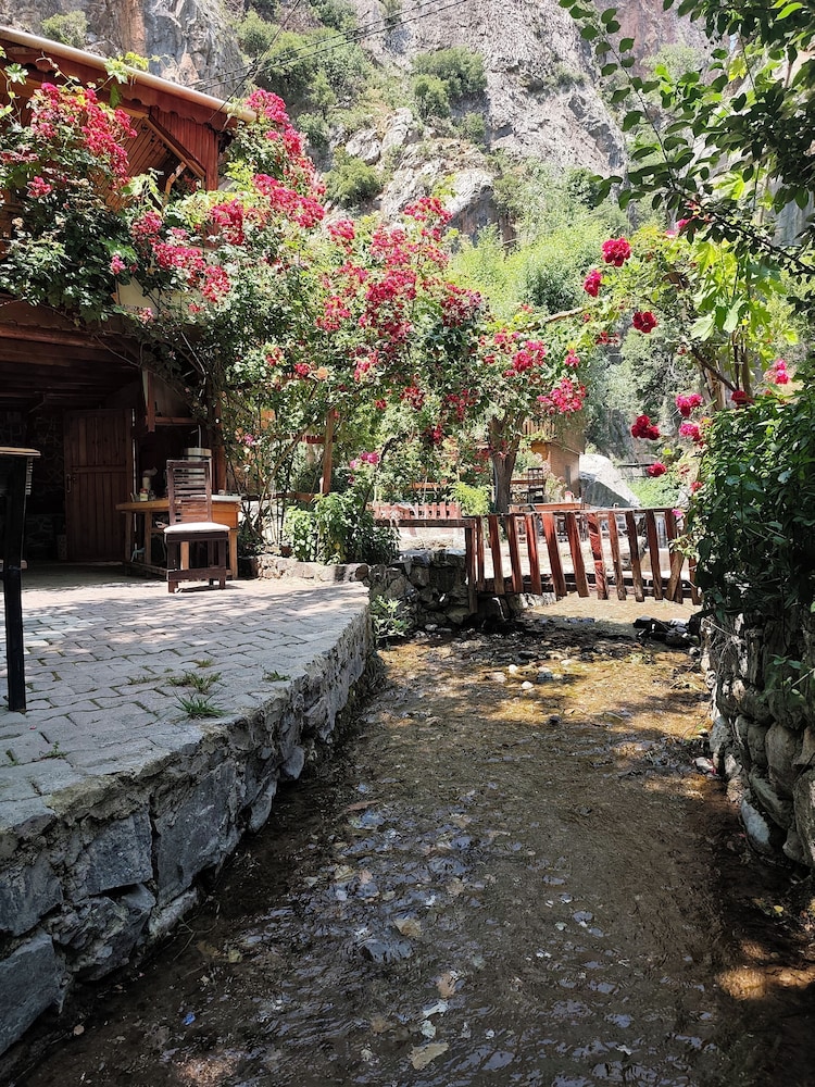 Kapuzbaşı Baştürk Tesisi