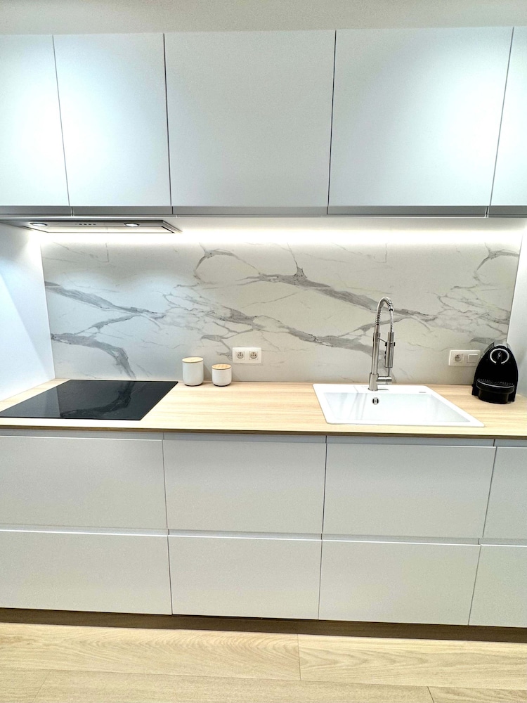Spacious Bright Apartment Steps From the Beach i