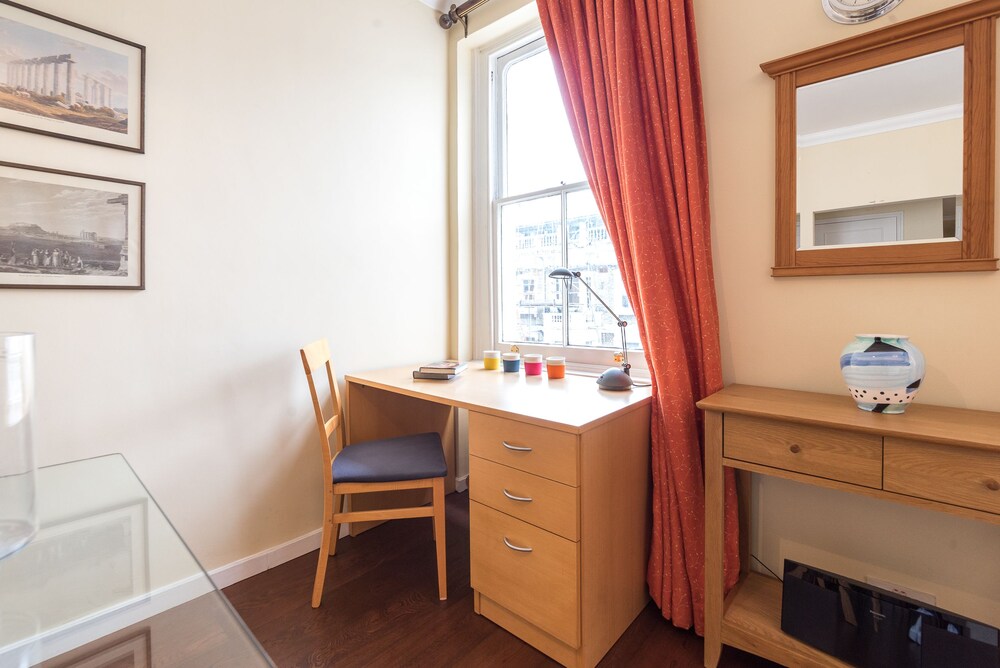 A Place Like Home - 2 Bedroom Apartment in Chelsea
