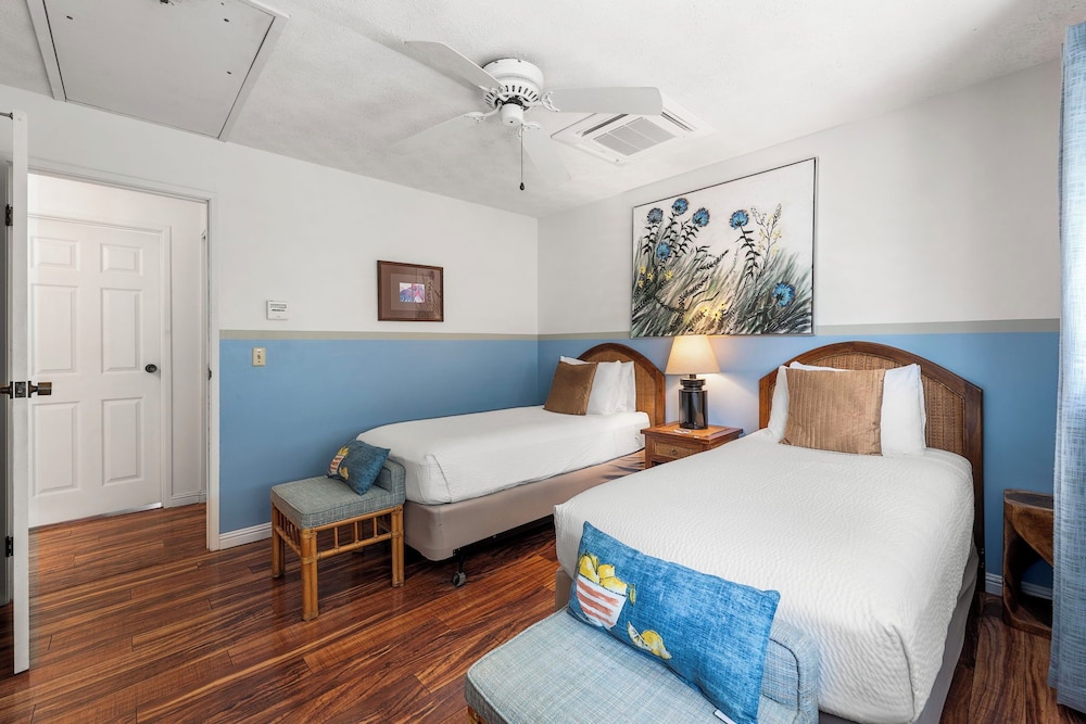 Steps From Lanai to Beach - AC & Wifi - Affordable- Vrkcv