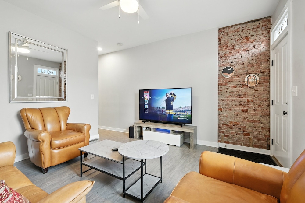 Cozy Historic Row Home- Near Stadiums! 3 Bedroom Home