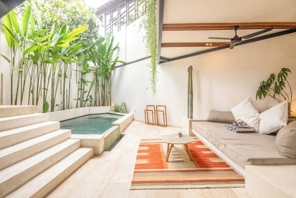 Modern 2-br Art Deco Villa, 800m From the Beach