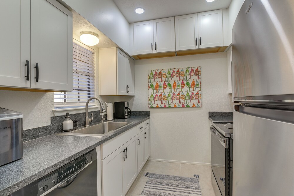 Great Location! Quiet Galveston Gem 1 Mi to Shore
