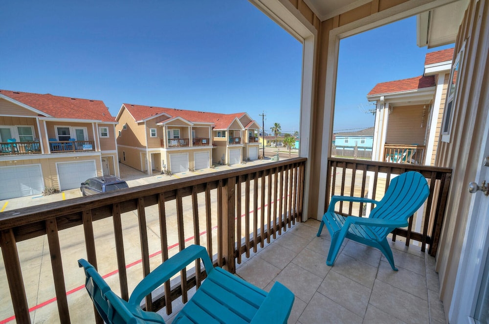 2 Blocks to the Beach, Patio, Resort Pool w/ Slide Tranquil Tides by Avantstay view 3