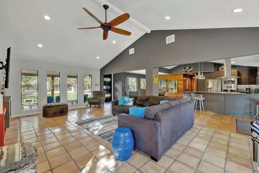 Terracotta Retreat/ Sleeps 30!