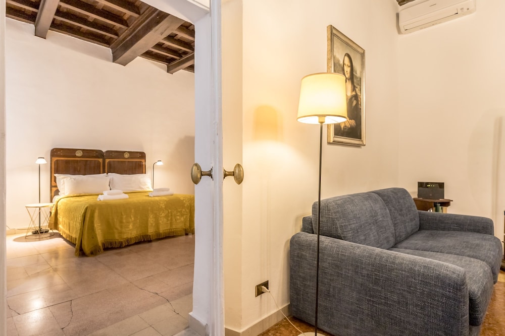 Casa Iside in Rome With 1 Bedrooms and 1 Bathrooms