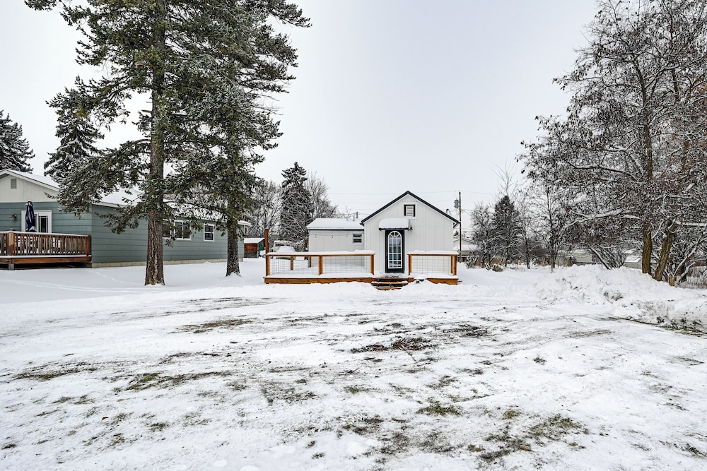 1 Mi to Main Street Polson: Updated Home w/ Deck!